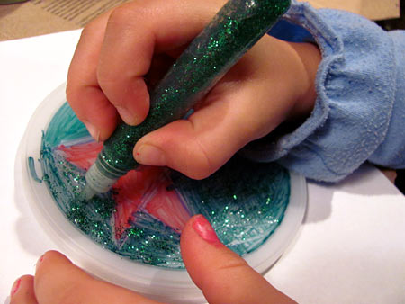 Coloring a recycled plastic lid